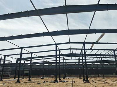 山西鋼結構網訊：廣西地標外框鋼結構工程施工高度已破百米